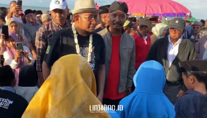 EVENT. Bupati Sumenep, Achmad Fauzi Wongsojudo, saat mengunjungi Pantai Badur dalam Festival Ojhung, didampingi Kepala Desa Atnawi, pada Juni 2024 lalu. (Dok. Redaksi Linkking)