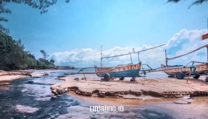 EKSOTIS. Perahu-perahu nelayan bersandar di muara sumber air tawar yang langsung mengalir ke laut di Pantai Badur, Desa Badur, Sumenep. Potensi alam yang menjadi denyut baru ekonomi warga. (Dok. Faizal Aziz/Linkking.id)