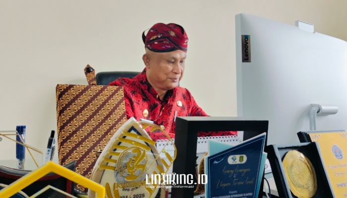WAWANCARA. Potret Kepala Disbudporapar Sumenep, Moh. Iksan, saat ditemui Linkking di ruang kerjanya. (Dok. Redaksi Linkking)