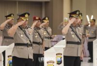 GESER JABATAN. Mutasi kapolres dan PJU Polda Jatim berlangsug khidmat. (Dok. Redaksi Linkking)