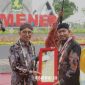 SIMBOLIS. Potret Bupati Sumenep Achmad Fauzi Wongsojudo (kiri), dan Menteri Kebudayaan Fadli Zon (kanan), saat meresmikan Tugu Keris akhir Januari 2025. (Istimewa for MaduraPost)