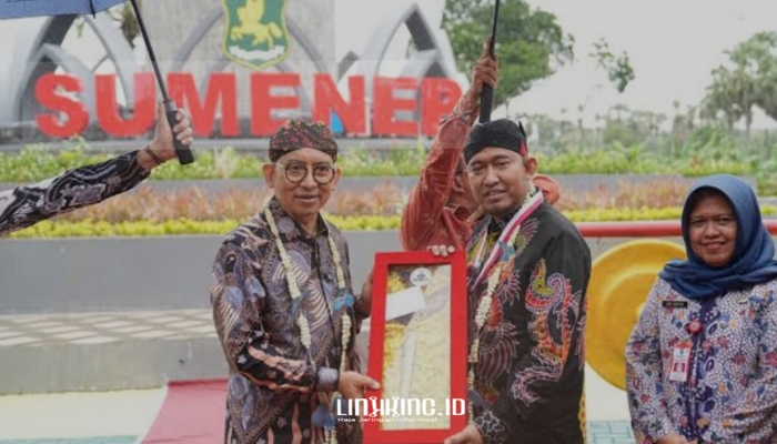 SIMBOLIS. Potret Bupati Sumenep Achmad Fauzi Wongsojudo (kiri), dan Menteri Kebudayaan Fadli Zon (kanan), saat meresmikan Tugu Keris akhir Januari 2025. (Istimewa for MaduraPost)