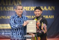 BANGGA. Potret Bupati Sumenep Achmad Fauzi Wongsojudo (kiri), menerima Laporan Hasil Pemeriksaan (LHP) atas LKPD 2024 dari Kepala Perwakilan BPK RI Provinsi Jawa Timur, Yuan Candra Djaisin (kanan), di Sidoarjo, Kamis (17/4/2025). (Dok. Redaksi Linkking)