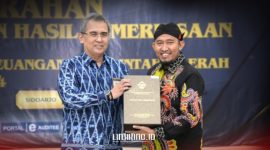 BANGGA. Potret Bupati Sumenep Achmad Fauzi Wongsojudo (kiri), menerima Laporan Hasil Pemeriksaan (LHP) atas LKPD 2024 dari Kepala Perwakilan BPK RI Provinsi Jawa Timur, Yuan Candra Djaisin (kanan), di Sidoarjo, Kamis (17/4/2025). (Dok. Redaksi Linkking)