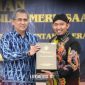 BANGGA. Potret Bupati Sumenep Achmad Fauzi Wongsojudo (kiri), menerima Laporan Hasil Pemeriksaan (LHP) atas LKPD 2024 dari Kepala Perwakilan BPK RI Provinsi Jawa Timur, Yuan Candra Djaisin (kanan), di Sidoarjo, Kamis (17/4/2025). (Dok. Redaksi Linkking)