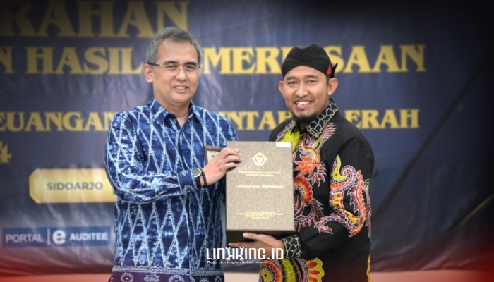 BANGGA. Potret Bupati Sumenep Achmad Fauzi Wongsojudo (kiri), menerima Laporan Hasil Pemeriksaan (LHP) atas LKPD 2024 dari Kepala Perwakilan BPK RI Provinsi Jawa Timur, Yuan Candra Djaisin (kanan), di Sidoarjo, Kamis (17/4/2025). (Dok. Redaksi Linkking)