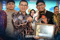 PRESTASI. Potret Bupati Sumenep, Achmad Fauzi Wongsojudo, saat diganjar penghargaan dari Ketua SNKI, Fadli Zon, di kegiatan budaya berskala internasional bertajuk International Contemporary Keris Fest 2025. (Dok. Redaksi Linkking)