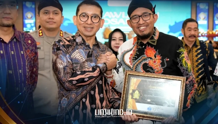 PRESTASI. Potret Bupati Sumenep, Achmad Fauzi Wongsojudo, saat diganjar penghargaan dari Ketua SNKI, Fadli Zon, di kegiatan budaya berskala internasional bertajuk International Contemporary Keris Fest 2025. (Dok. Redaksi Linkking)