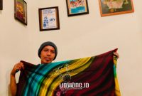 KARYA. Potret Owner Dermaga Batik, Moh. Erfan, saat menunjukkan karya batik kontemporernya dengan tema Ojhung. (Dok. Redaksi Linkking.id)