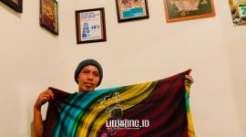 KARYA. Potret Owner Dermaga Batik, Moh. Erfan, saat menunjukkan karya batik kontemporernya dengan tema Ojhung. (Dok. Redaksi Linkking.id)