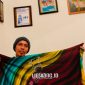 KARYA. Potret Owner Dermaga Batik, Moh. Erfan, saat menunjukkan karya batik kontemporernya dengan tema Ojhung. (Dok. Redaksi Linkking.id)
