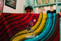 KARYA. Potret Owner Dermaga Batik, Moh. Erfan, saat menunjukkan karya batik kontemporernya dengan tema Ojhung. (Dok. Redaksi Linkking.id)