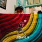 KARYA. Potret Owner Dermaga Batik, Moh. Erfan, saat menunjukkan karya batik kontemporernya dengan tema Ojhung. (Dok. Redaksi Linkking.id)