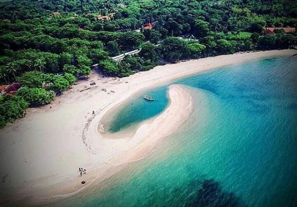 INDAH. Potret Pantai Sembilan yang terlihat dari atas begitu elegan. (Dok. Redaksi Linkking.id)