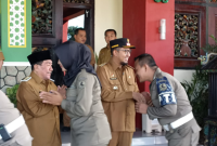 SILATURRAHMI: Momen Bupati dan Wakil Bupati saat acara halal bihalal sesuai apel pagi di halaman Pemda Sumenep. (Dok. Redaksi Linkking)