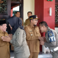 SILATURRAHMI: Momen Bupati dan Wakil Bupati saat acara halal bihalal sesuai apel pagi di halaman Pemda Sumenep. (Dok. Redaksi Linkking)
