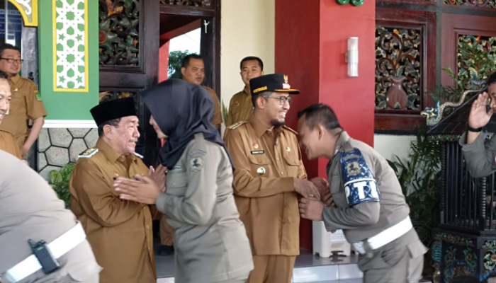 SILATURRAHMI: Momen Bupati dan Wakil Bupati saat acara halal bihalal sesuai apel pagi di halaman Pemda Sumenep. (Dok. Redaksi Linkking)