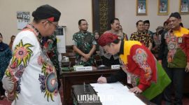 KHIDMAT: penandatanganan dokumen oleh Arif Firmanto, Kepala Bappeda Sumenep dalam gelaran Musrenbang RKPD 2026 di Ruang Rapat Arya Wiraraja, kantor Bupati Sumenep. (Dok. Redaksi Linkking.id)