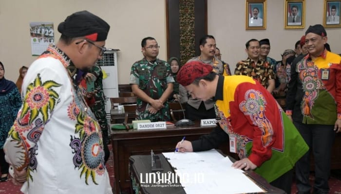 KHIDMAT: penandatanganan dokumen oleh Arif Firmanto, Kepala Bappeda Sumenep dalam gelaran Musrenbang RKPD 2026 di Ruang Rapat Arya Wiraraja, kantor Bupati Sumenep. (Dok. Redaksi Linkking.id)