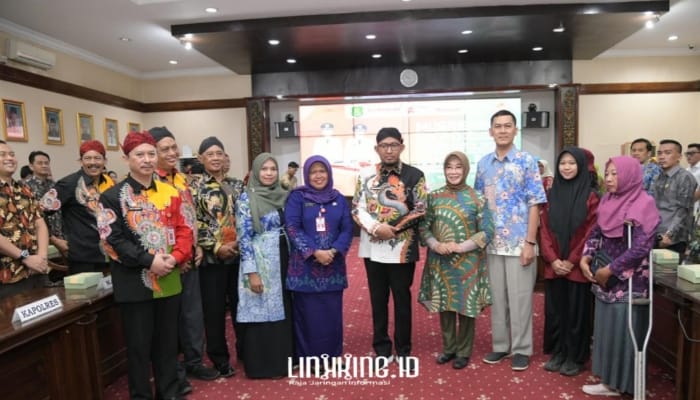 BERSAMA: Bupati Sumenep, Dr. H. Achmad Fauzi Wongsojudo, SH., MH, bersama jajaran Forkopimda dan perwakilan masyarakat dalam Musrenbang RKPD 2026 serta Forum Konsultasi Publik RPJMD 2025-2029 di Ruang Rapat Arya Wiraraja. (Dok. Redaksi Linkking.id)
