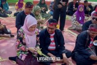 TRADISI: Bupati Sumenep, Ach. Fauzi bersama isteri ikut merangkai selongsong ketupat dengan para peserta pada acara Festival Ketupat. (Dok. linkking.id)