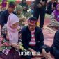 TRADISI: Bupati Sumenep, Ach. Fauzi bersama isteri ikut merangkai selongsong ketupat dengan para peserta pada acara Festival Ketupat. (Dok. linkking.id)