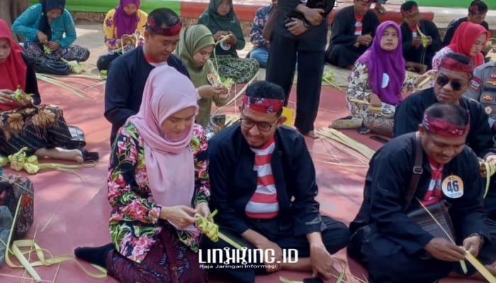 TRADISI: Bupati Sumenep, Ach. Fauzi bersama isteri ikut merangkai selongsong ketupat dengan para peserta pada acara Festival Ketupat. (Dok. linkking.id)