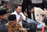 MEMBAUR: Mulyadi, Ketua Komisi IV DPRD Sumenep ditengah aksi unjuk rasa Aliansi Badan Eksekutif Mahasiswa Sumenep (BEMSU)