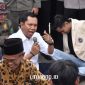 MEMBAUR: Mulyadi, Ketua Komisi IV DPRD Sumenep ditengah aksi unjuk rasa Aliansi Badan Eksekutif Mahasiswa Sumenep (BEMSU)