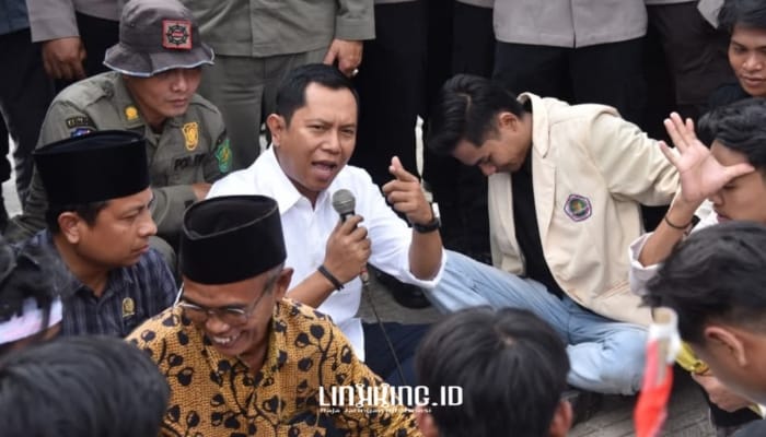 MEMBAUR: Mulyadi, Ketua Komisi IV DPRD Sumenep ditengah aksi unjuk rasa Aliansi Badan Eksekutif Mahasiswa Sumenep (BEMSU)