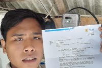BUKTI: Jailani, warga Desa Lapataman, Kecamatan Dungkek, Sumenep, menunjukkan surat pelanggaran dari PLN yang ia terima usai menjadi korban dugaan penipuan oleh oknum yang mengaku sebagai petugas PLN. (Dok. Redaksi)