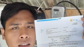 BUKTI: Jailani, warga Desa Lapataman, Kecamatan Dungkek, Sumenep, menunjukkan surat pelanggaran dari PLN yang ia terima usai menjadi korban dugaan penipuan oleh oknum yang mengaku sebagai petugas PLN. (Dok. Redaksi)