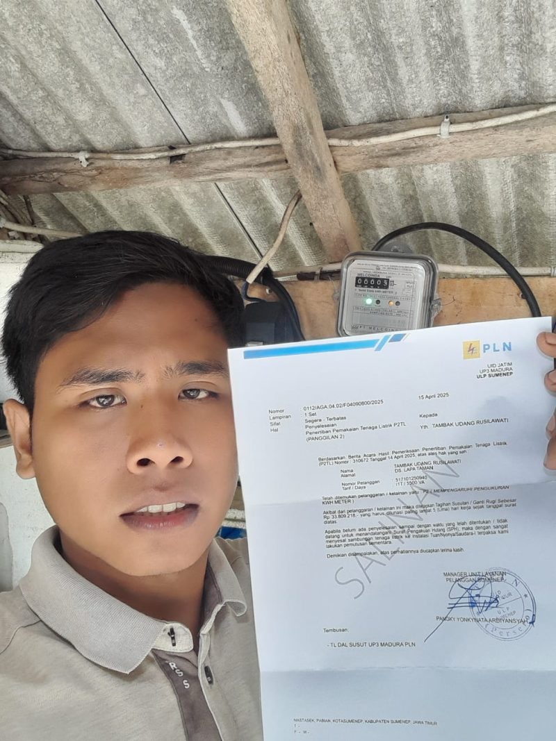 BUKTI: Jailani, warga Desa Lapataman, Kecamatan Dungkek, Sumenep, menunjukkan surat pelanggaran dari PLN yang ia terima usai menjadi korban dugaan penipuan oleh oknum yang mengaku sebagai petugas PLN. (Dok. Redaksi)
