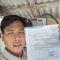 BUKTI: Jailani, warga Desa Lapataman, Kecamatan Dungkek, Sumenep, menunjukkan surat pelanggaran dari PLN yang ia terima usai menjadi korban dugaan penipuan oleh oknum yang mengaku sebagai petugas PLN. (Dok. Redaksi)
