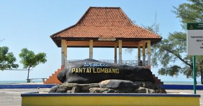 PESONA. Wisata Pantai Lombang menjadi destinasi yang sering dikunjungi wisatawan saat libur lebaran tiba. (Dok. Redaksi Linkking.id)