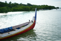 BERLABUH: Perahu nelayan bersandar di pesisir Sumenep—potret keseharian yang penuh risiko dan harapan akan perlindungan yang lebih baik melalui program asuransi nelayan. (Dok. Redaksi Linkking)