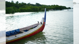 BERLABUH: Perahu nelayan bersandar di pesisir Sumenep—potret keseharian yang penuh risiko dan harapan akan perlindungan yang lebih baik melalui program asuransi nelayan. (Dok. Redaksi Linkking)