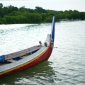 BERLABUH: Perahu nelayan bersandar di pesisir Sumenep—potret keseharian yang penuh risiko dan harapan akan perlindungan yang lebih baik melalui program asuransi nelayan. (Dok. Redaksi Linkking)