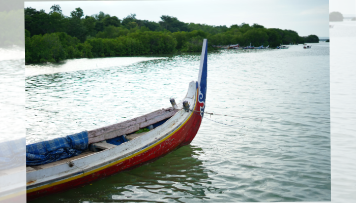 BERLABUH: Perahu nelayan bersandar di pesisir Sumenep—potret keseharian yang penuh risiko dan harapan akan perlindungan yang lebih baik melalui program asuransi nelayan. (Dok. Redaksi Linkking)
