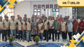 BERSAMA: Foto bersama para dokter ortopedi, tenaga medis, dan panitia dalam rangkaian kegiatan The 73rd Continuing Orthopaedic Education (COE) di RSUD dr. H. Moh. Anwar Sumenep, 3–5 Mei 2025. (Dok. Redaksi)