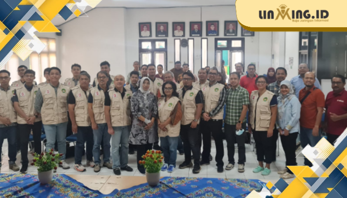 BERSAMA: Foto bersama para dokter ortopedi, tenaga medis, dan panitia dalam rangkaian kegiatan The 73rd Continuing Orthopaedic Education (COE) di RSUD dr. H. Moh. Anwar Sumenep, 3–5 Mei 2025. (Dok. Redaksi)