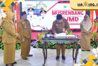 AGENDA: Kepala Bappeda Sumenep, Arif Firmanto disaksikan Wakil Bupati dalam penandatanganan berita acara Musrenbang RPJMD 2025- 2029 di Pendopo Agung Keraton Sumenep (06/5)