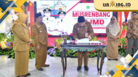 AGENDA: Kepala Bappeda Sumenep, Arif Firmanto disaksikan Wakil Bupati dalam penandatanganan berita acara Musrenbang RPJMD 2025- 2029 di Pendopo Agung Keraton Sumenep (06/5)
