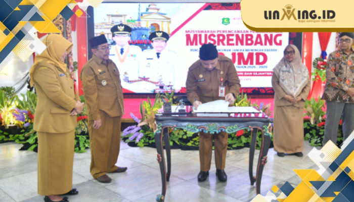 AGENDA: Kepala Bappeda Sumenep, Arif Firmanto disaksikan Wakil Bupati dalam penandatanganan berita acara Musrenbang RPJMD 2025- 2029 di Pendopo Agung Keraton Sumenep (06/5)