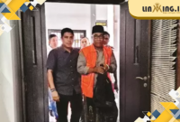 TERSANGKA: Kades Kangayan (rompi orange) seusai pemerikasan oleh Kejari Sumenep (30/4) - Dok Redaksi