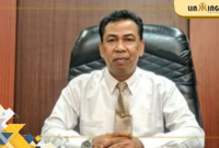 POTRET: Kepala DPMD Sumenep, Anwar Syahroni Yusuf, di ruang kerjanya. (Dok. Istimewa)