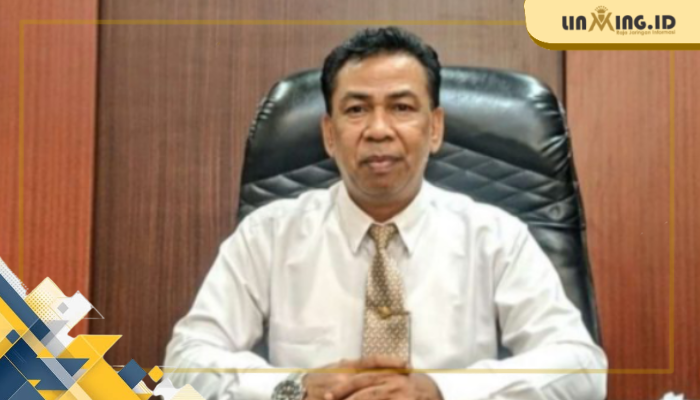 POTRET: Kepala DPMD Sumenep, Anwar Syahroni Yusuf, di ruang kerjanya. (Dok. Istimewa)