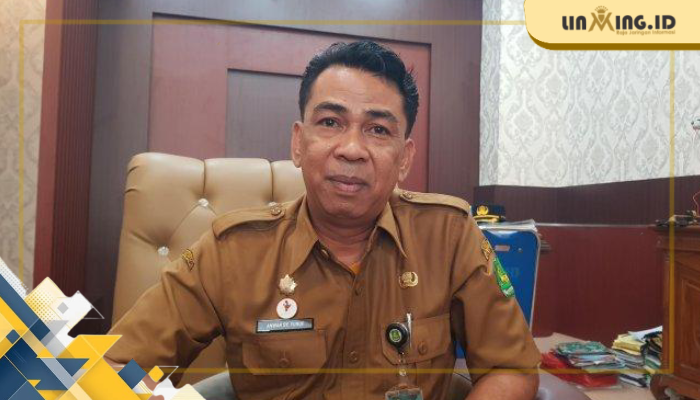 FOTO: Anwar Syahroni Yusuf, Kepala DPMD Kabupaten Sumenep saat berada di ruang kerja. (Red)