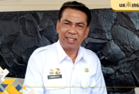 FOTO: Anwar Syahroni Yusuf, Kepala DPMD Kabupaten Sumenep saat berada di ruang kerja. (Red)