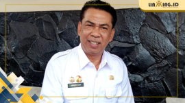 FOTO: Anwar Syahroni Yusuf, Kepala DPMD Kabupaten Sumenep saat berada di ruang kerja. (Red)